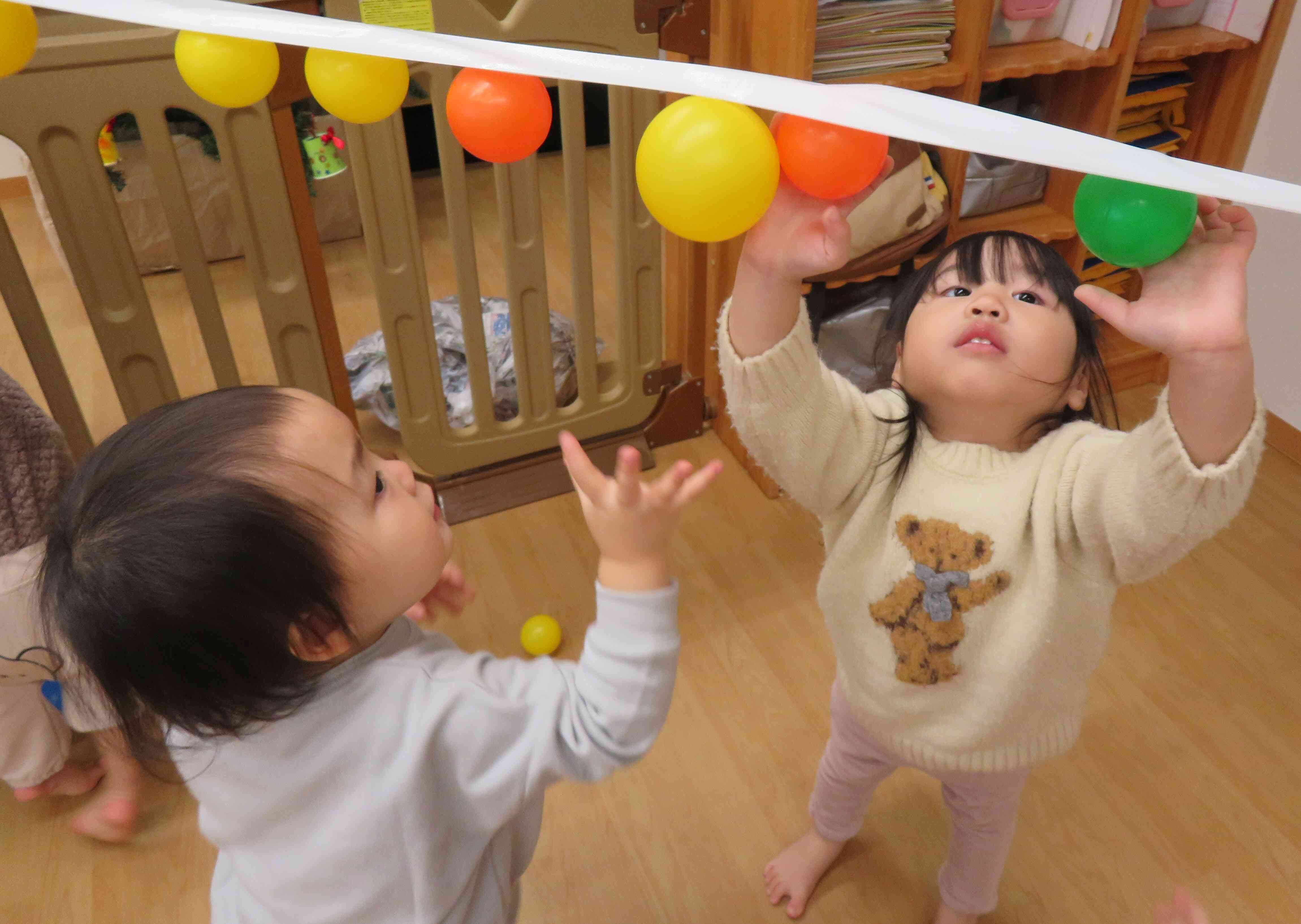 カラーボール遊び♪(1歳児・あひるぐみ)｜ニチイキッズ木川東保育園